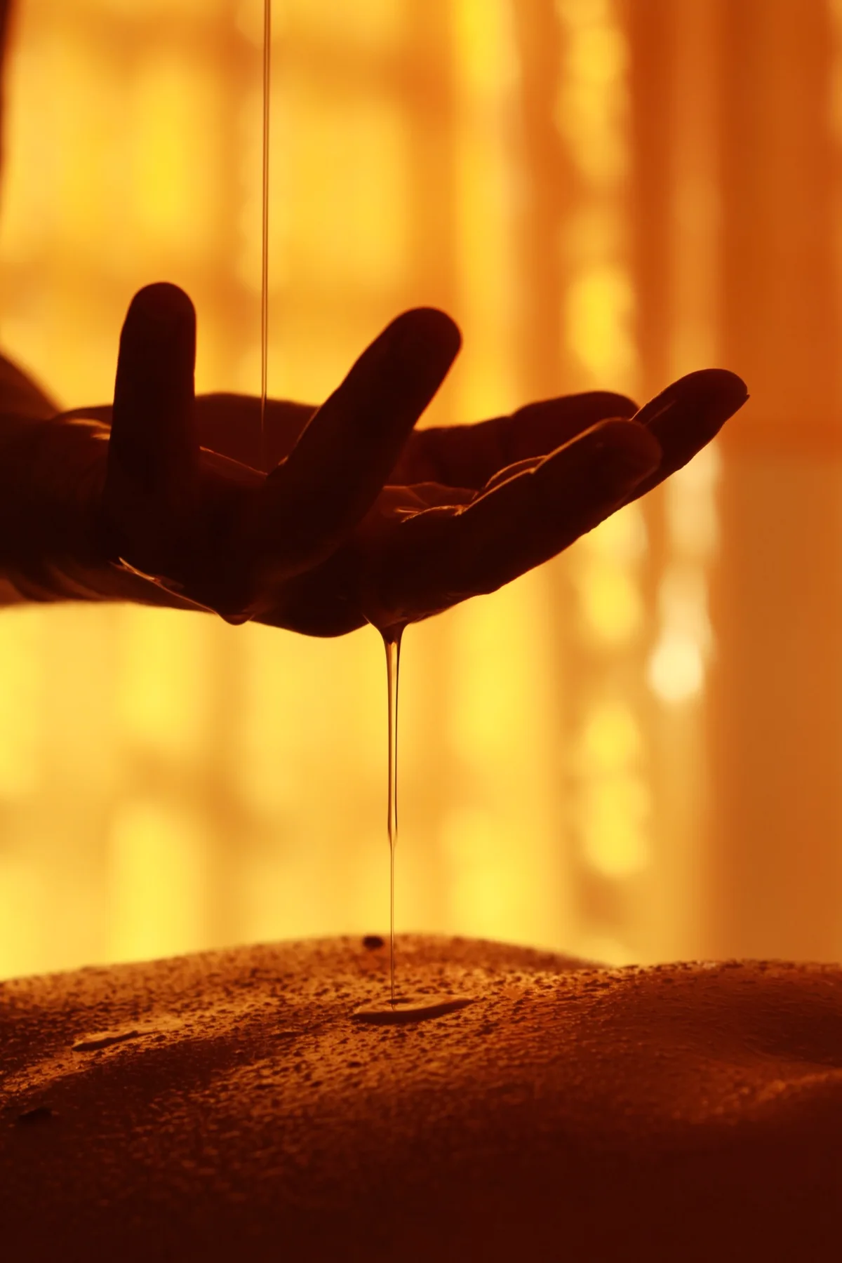 Óleo a ser vertido sobre a mão de uma terapeuta durante uma massagem no LifeStyle SPA Coimbra